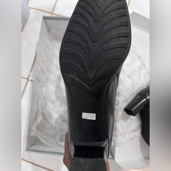 Black Leather Boots with Comfortable Fit and Stylish Design - Picture 3 of 12